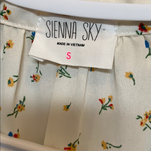 Cream & Floral Blouse NWOT - Picture 3 of 3